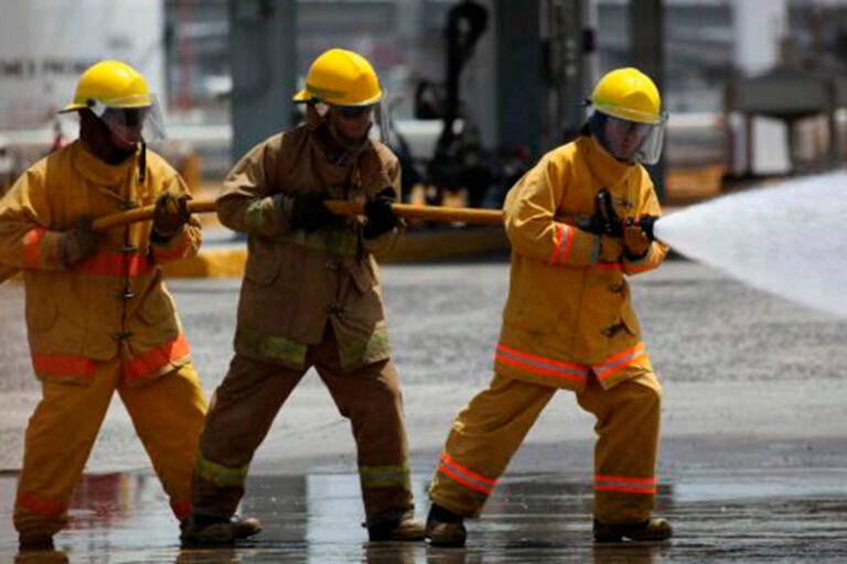 Bomberos sofocan incendio en una bodega de la SEGEY
