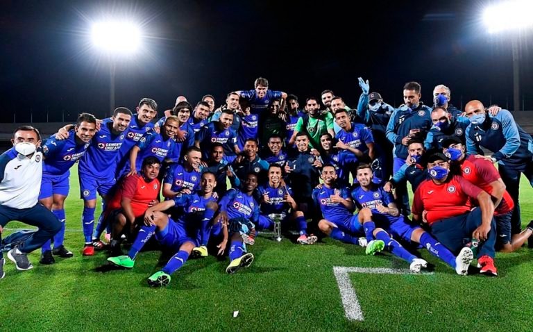 Cruz Azul es campeón de la Copa GNP con polémico penal