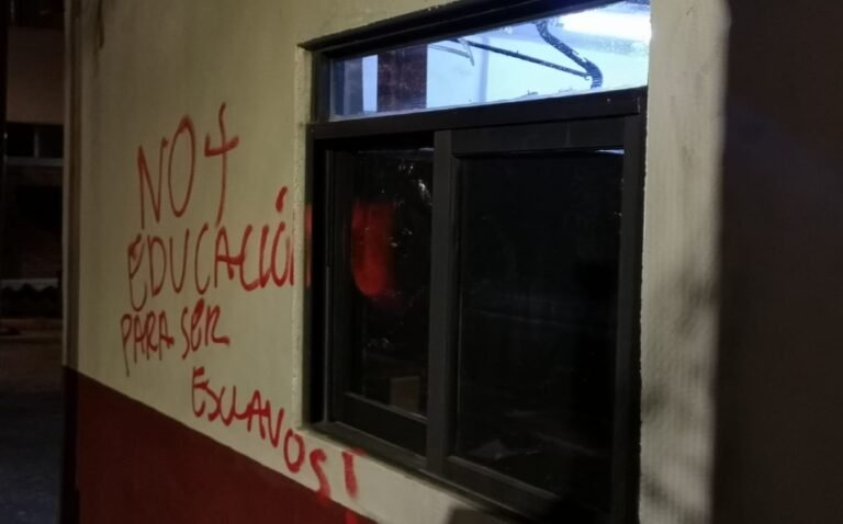 Encapuchados toman Vocacional 13 del IPN en Coyoacán