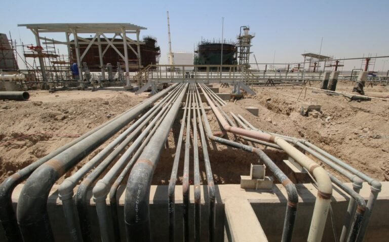 Petróleo baja ante alza de inventarios en EU; se encienden temores de exceso de oferta