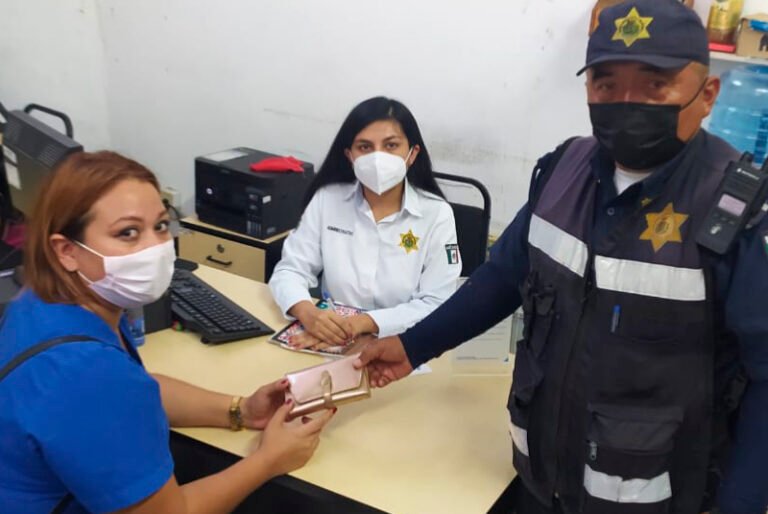 Policía apoya a mujer que perdió documentos y cartera