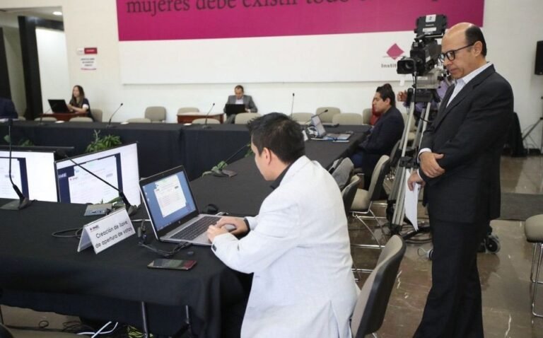 INE rechaza que ciudadano que reside en México vote por internet en 2021