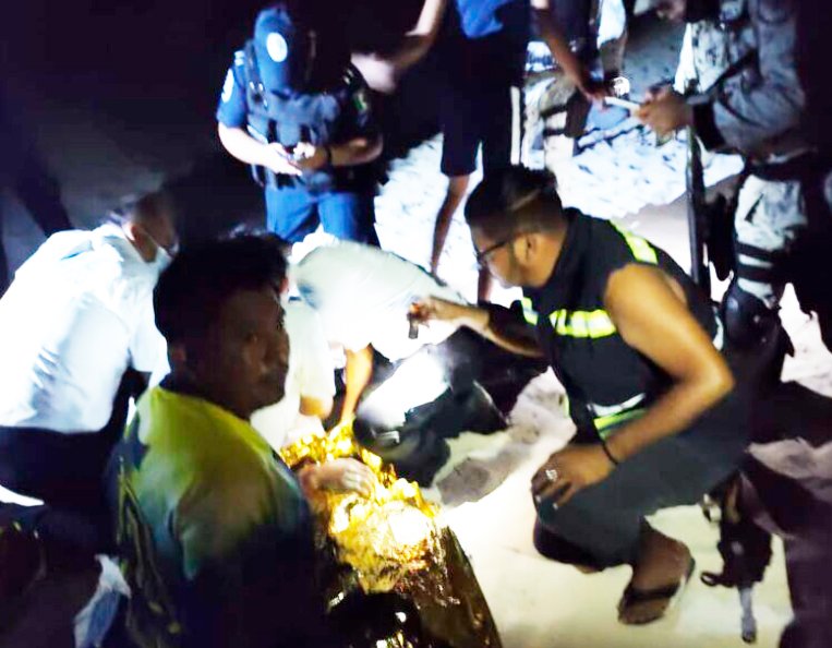 Rescatistas salvan a un hombre en Playa del Delfines