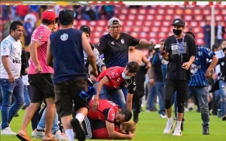 Gobierno suspende a cinco servidores públicos, tras riña de aficionados de Querétaro vs Atlas