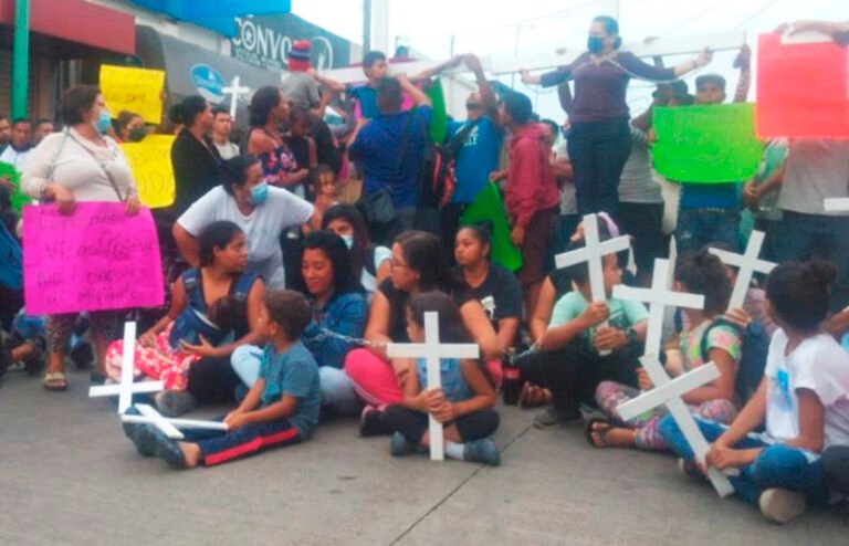 Migrantes se encadenan y cosen sus labios para exigir visas