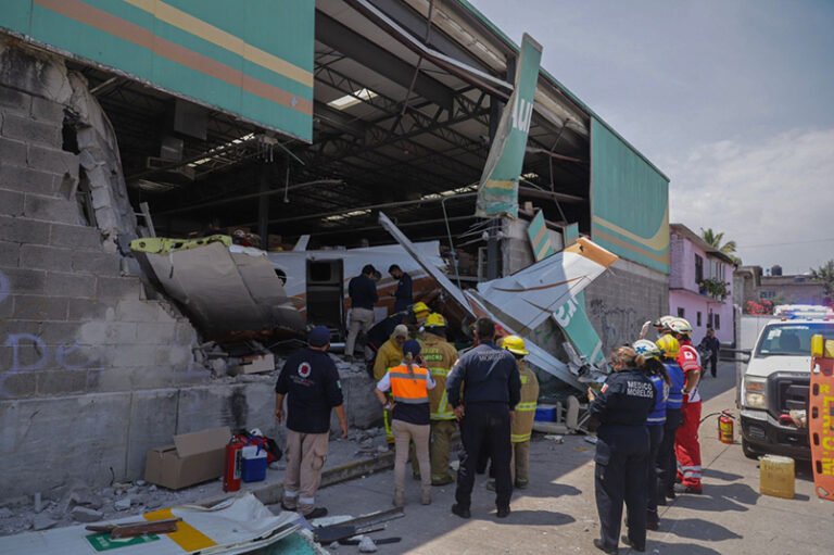 Mueren tres personas y cuatro más quedan lesionadas, tras desplome de avioneta en Bodega Aurrera de Temixco
