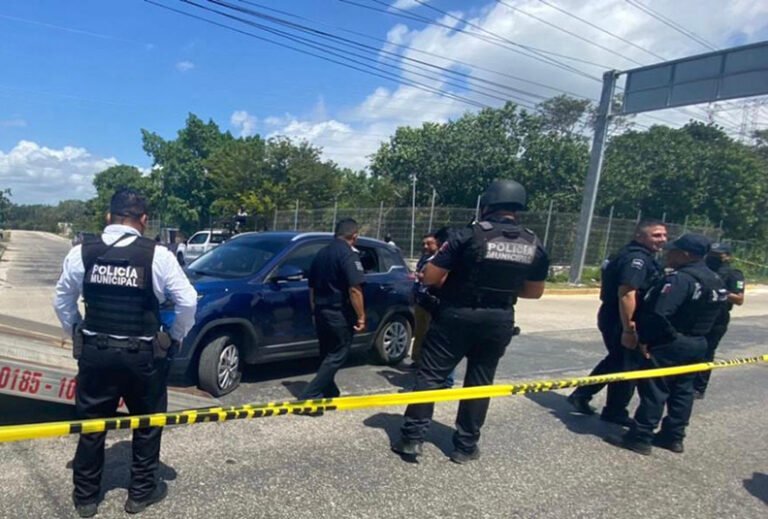 Arrestan a extranjeros que huían a bordo de un auto robado en el Aeropuerto Internacional de Cancún