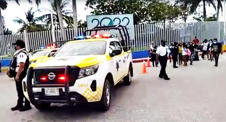 Desalojan a estudiantes de universidad de Cancún, tras el reporte de amenaza de bomba