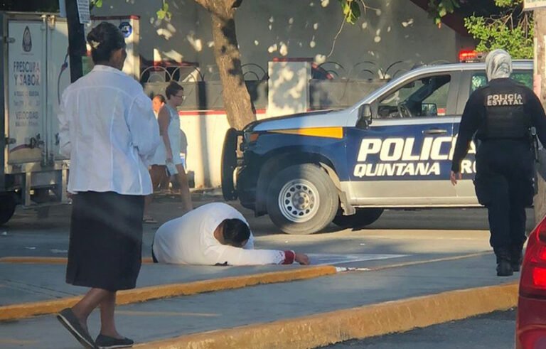 Asesinan a un hombre afuera de un Oxxo en Playa del Carmen