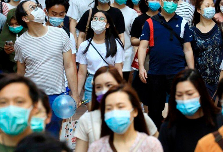 Hong Kong guarda cuerpos de muertos por COVID en contenedores por falta de espacios en morgues