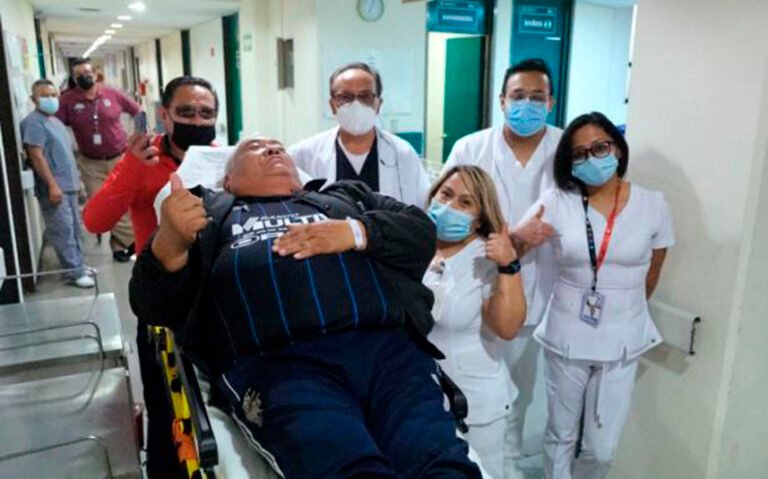 Especialistas del IMSS salvan ojo de aficionado lesionado en batalla campal