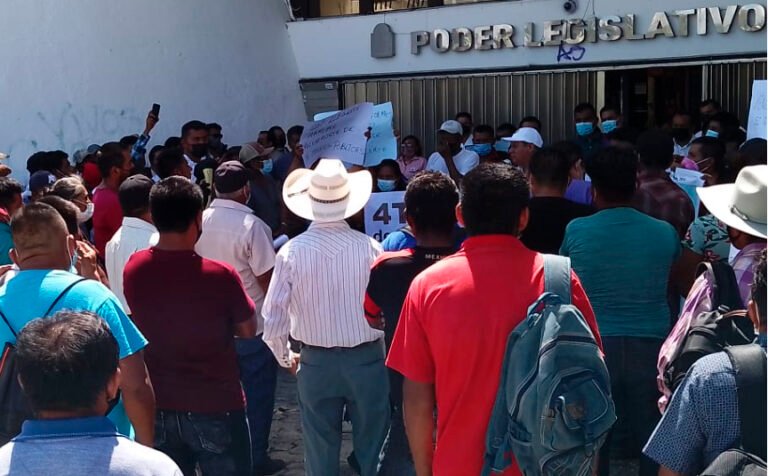 Pobladores protestan en el Congreso al quedar fuera de programas sociales