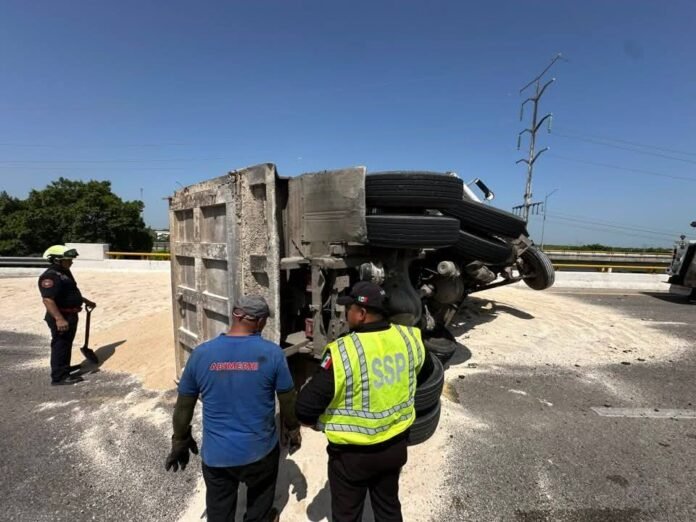 Caos vial en carretera Mérida‑Progreso tras volcadura de volquete