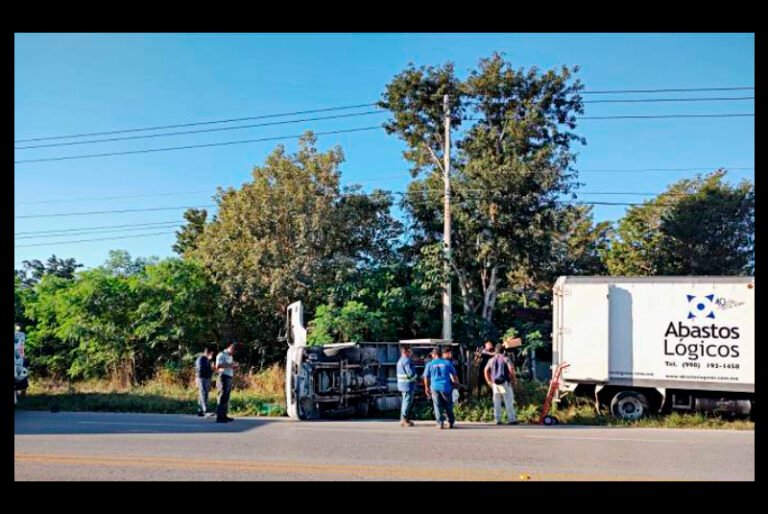 Camión sufre volcadura en las inmediaciones del Aeropuerto de Cancún