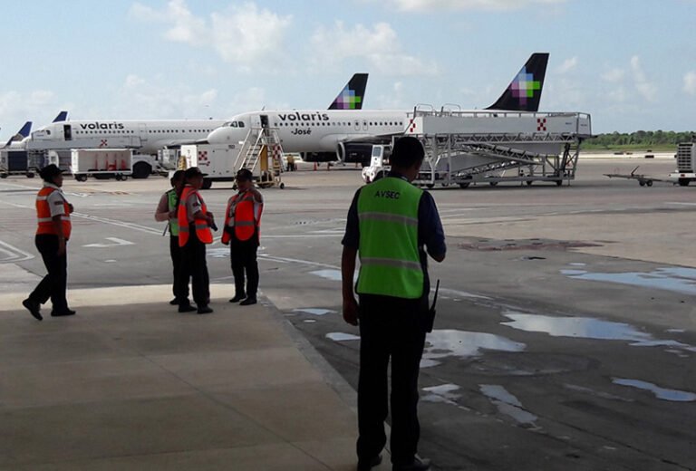 Transportistas se pelean por los pasajeros en el aeropuerto de Cancún