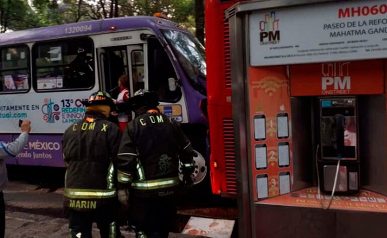 Choque de Metrobús y camión de pasajeros en Reforma deja 41 lesionados