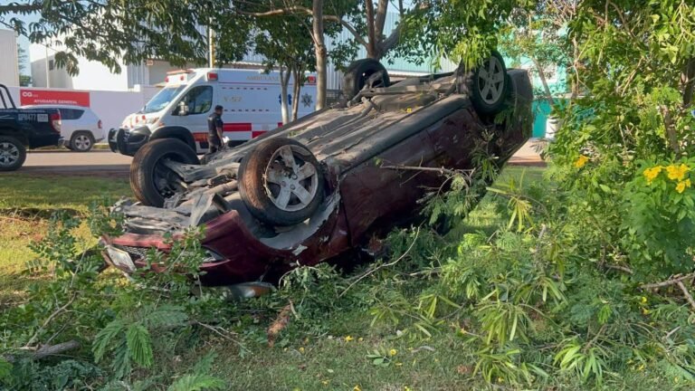 ¡APARATOSA VOLCADURA EN UMÁN! AUTO DERRIBA ÁRBOLES Y TERMINA SOBRE EL TOLDO