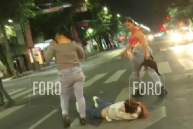 Captan a un par de mujeres propinando brutal golpiza a otra en Eje Central, CDMX
