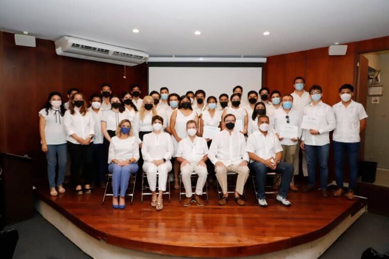 Ayuntamiento de Mérida reconoce a la primera generación de “Observador Universitario”