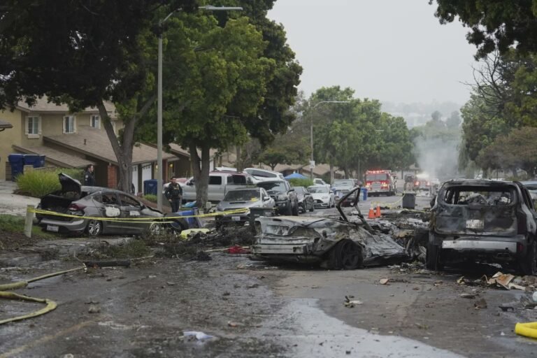 Avioneta cae en vecindario de San Diego y deja dos muertos y ocho heridos