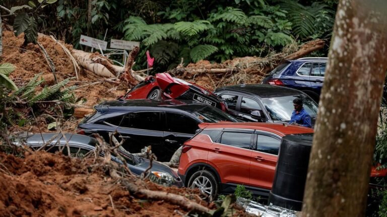 Suman 26 fallecidos tras avalancha en Malasia