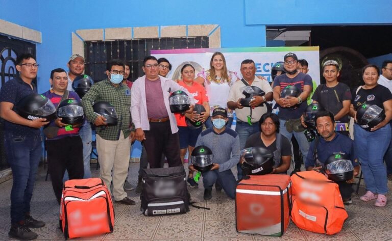 Primera diputada federal en acercarse a repartidores en motocicletas