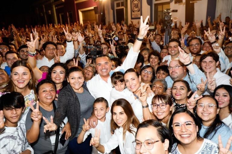 El coordinador del Equipo Yucatán Renán Barrera se registra como precandidato a Gobernador