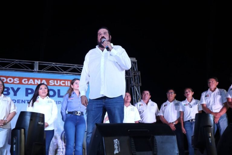 Con música de tambora recibe Sucilá a Macarito