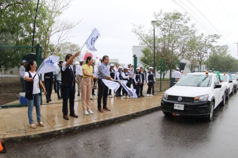 Banderazo a las brigadas de fumigación y abatización en Mérida