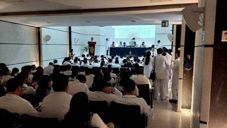 Lucha en la Facultad de Medicina de la Uady por una plaza del servicio social