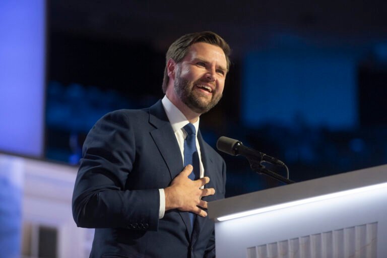 “Cómo JD Vance Pasó de Medio América a la Vicepresidencia”
