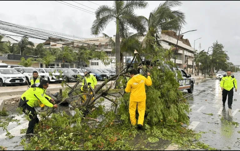Huracán Beryl deja saldo blanco en Yucatán, pero provoca apagones y cierre de puertos