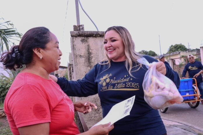 linda perez quijano entrega pollo a familias de conkal