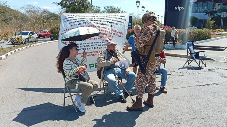 Jubilados de Pemex protestan en Mérida por retiro de servicios médicos y prestaciones