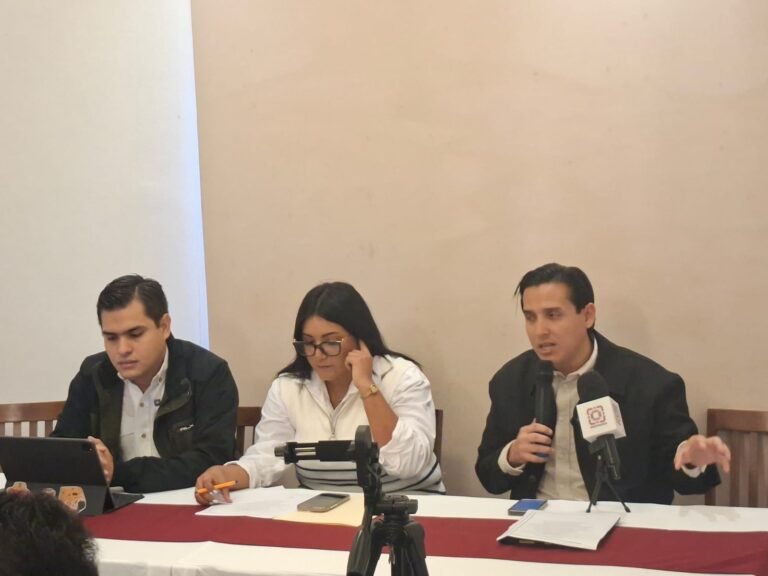 Regidores de Morena exhiben división interna durante rueda de prensa en Mérida