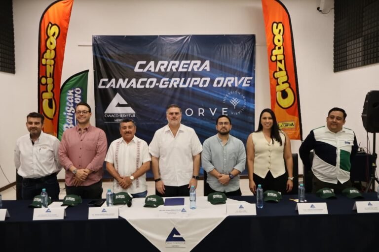 Con el objetivo de fomentar la actividad física y fortalecer la convivencia social, la Cámara Nacional de Comercio, Servicios y Turismo (CANACO) presentó oficialmente la 4ª Carrera CANACO, un evento deportivo que busca consolidarse como una tradición en Mérida.  Durante la rueda de prensa, encabezada por el presidente del organismo, José Enrique Molina Casares, se destacó que esta iniciativa no solo impulsa el deporte, sino también la integración familiar y el bienestar comunitario. En el anuncio también participaron Mauro Armin Lizama Córdova y Jesús Sotres.  La carrera se realizará el próximo domingo 21 de junio a las 6:00 de la mañana, teniendo como punto de salida el Parque de las Américas, en la colonia García Ginerés.  Para esta edición, se contemplan dos modalidades pensadas para todo tipo de participantes:  * Caminata o trote recreativo de 3 kilómetros, ideal para familias. * Carrera competitiva de 5 kilómetros, con categorías por edad en ramas femenil y varonil, incluyendo silla de ruedas, promoviendo la inclusión.  El comité organizador informó que el cupo será limitado a 600 participantes, por lo que las inscripciones ya están abiertas tanto en línea como en puntos físicos autorizados, incluyendo las oficinas de CANACO. Habrá una preventa de $320 hasta el 17 de mayo, y posteriormente el costo será de $420.  Los participantes recibirán un kit que incluye playera oficial, número, medalla, hidratación y acceso a zona de recuperación. Además, la carrera de 5 kilómetros contará con premiación económica para los tres primeros lugares de cada categoría.  La entrega de paquetes se realizará el sábado 20 de junio en el marco de la Expo Foro Ambiental, en el Salón Ek Balam del Centro de Convenciones Siglo XXI.  Este evento, que coincide con la celebración del Día del Padre, representa una oportunidad para festejar de manera diferente, promoviendo la salud y la convivencia. Asimismo, CANACO reiteró su invitación a empresas y ciudadanía en general a sumarse a esta iniciativa que fortalece el tejido social.  La carrera cuenta con el respaldo de aliados como Grupo Orve, La Lupita, Beriscan Pro y Copysistemas, además de mantener abierta la invitación a nuevos patrocinadores interesados en impulsar este tipo de actividades en beneficio de la comunidad.
