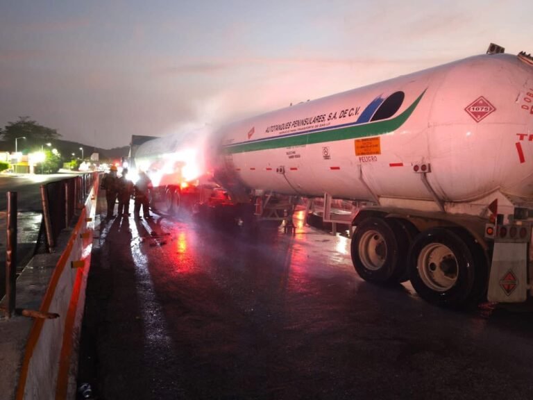 Evitan tragedia en la Campeche–Champotón: pipa de gas se incendia cerca de caseta de Seybaplaya