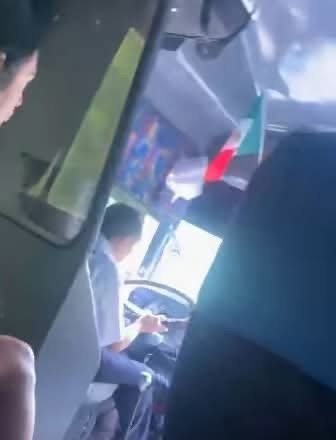 Reconocen a operador de autobús tras poner a salvo a pasajeros en carretera de Quintana Roo