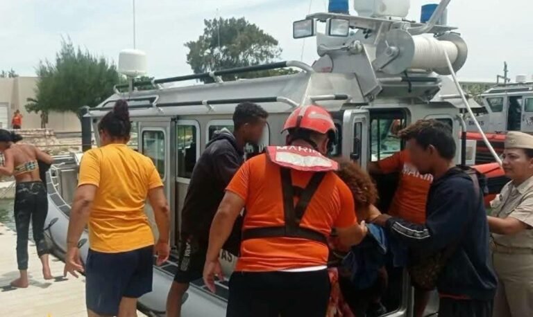 Marina auxilia a 16 personas de origen cubano frente a costas de Progreso