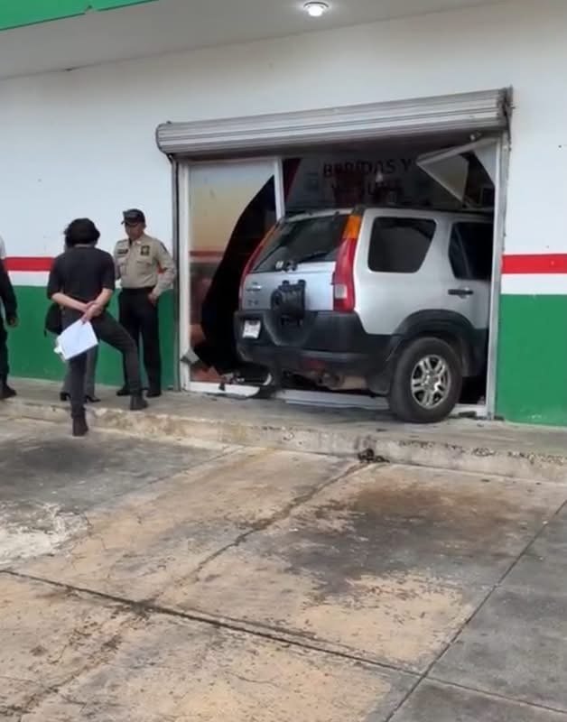 Conductora pierde el control y acaba con su camioneta dentro de una frutería en Mérida
