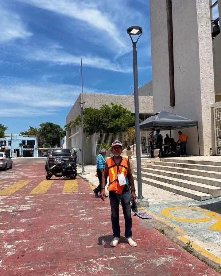 A sus 80 años, Don José recorre Progreso para ayudar a su esposa con sus gastos médicos