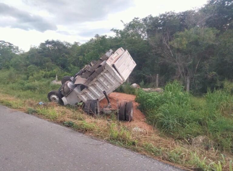 Evita chocar contra tráiler y termina volcado entre la maleza en la Mérida-Muna