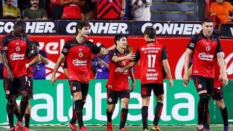 Gilberto Mora firma doblete y Xolos hunden a Pumas en Tijuana