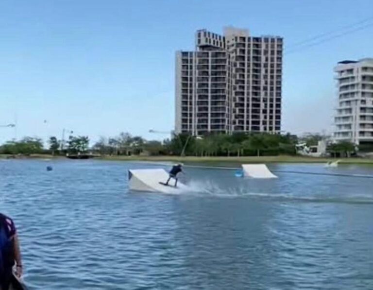 Cierran lago de Plaza La Isla tras muerte de trabajador por probable infección amebiana
