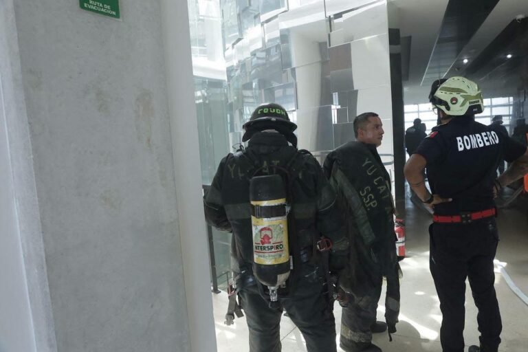 CONTROLAN INCENDIO EN OFICINA DEL EDIFICIO ORIÓN; EVACÚAN A 150 PERSONAS