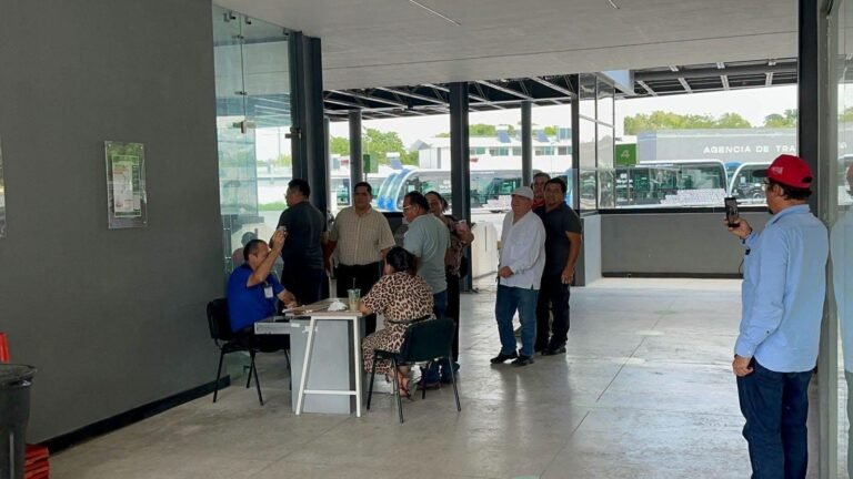 TAXISTAS DE YUCATÁN PLANTEAN REDUCIR COSTOS DE REEMPLACAMIENTO Y AGILIZAR CONCESIONES