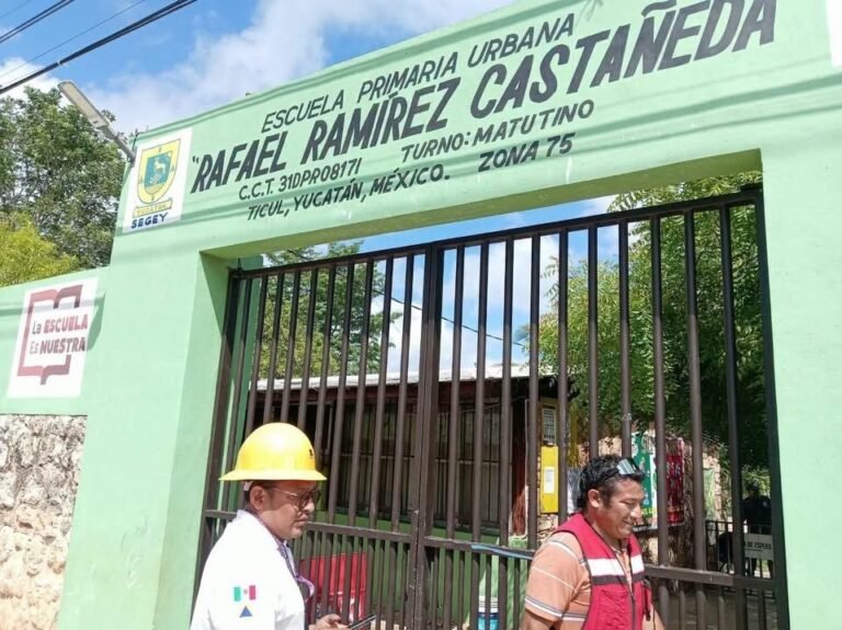 Socavón aparece dentro de primaria en Ticul; autoridades acordonan la zona