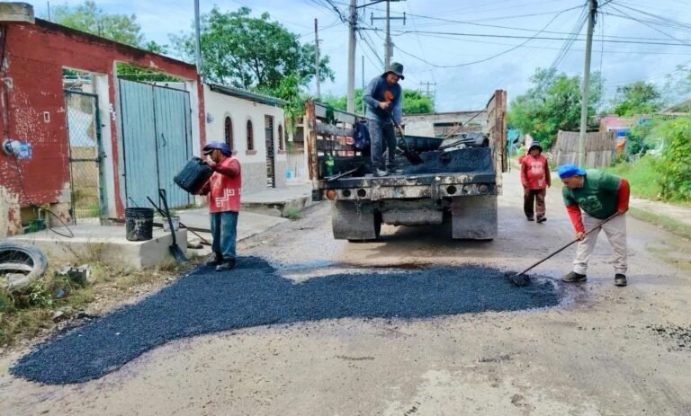 Reparan en Kanasín el bache donde un panadero cayó con su motocicleta y perdió su mercancía