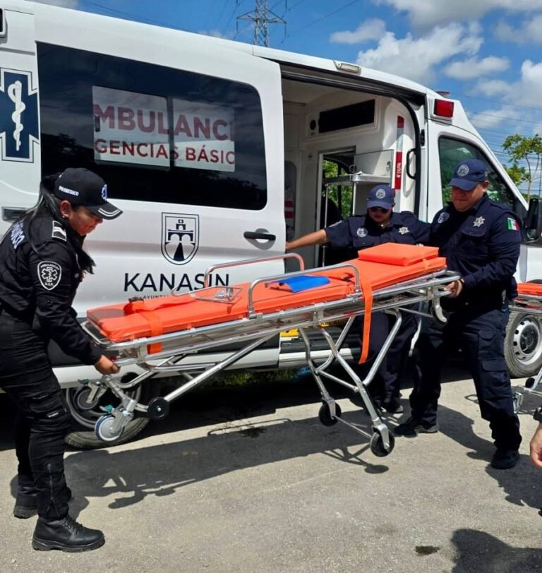 Policía Municipal de Kanasín recibe dos nuevas camillas de traslado para emergencias y servicios de ambulancia