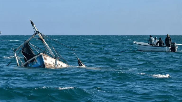 Rescatan a tres pescadores tras naufragio frente a Celestún; buscan a un cuarto tripulante